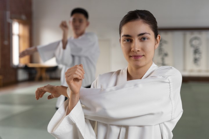 medium-shot-people-practicing-taekwondo (Small)